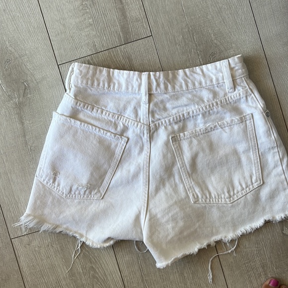 ZARA WHITE HIGH RISE BUTTON FLY JEAN SHORT SIZE 4 WORN ONCE PRISTINE - Picture 4 of 6